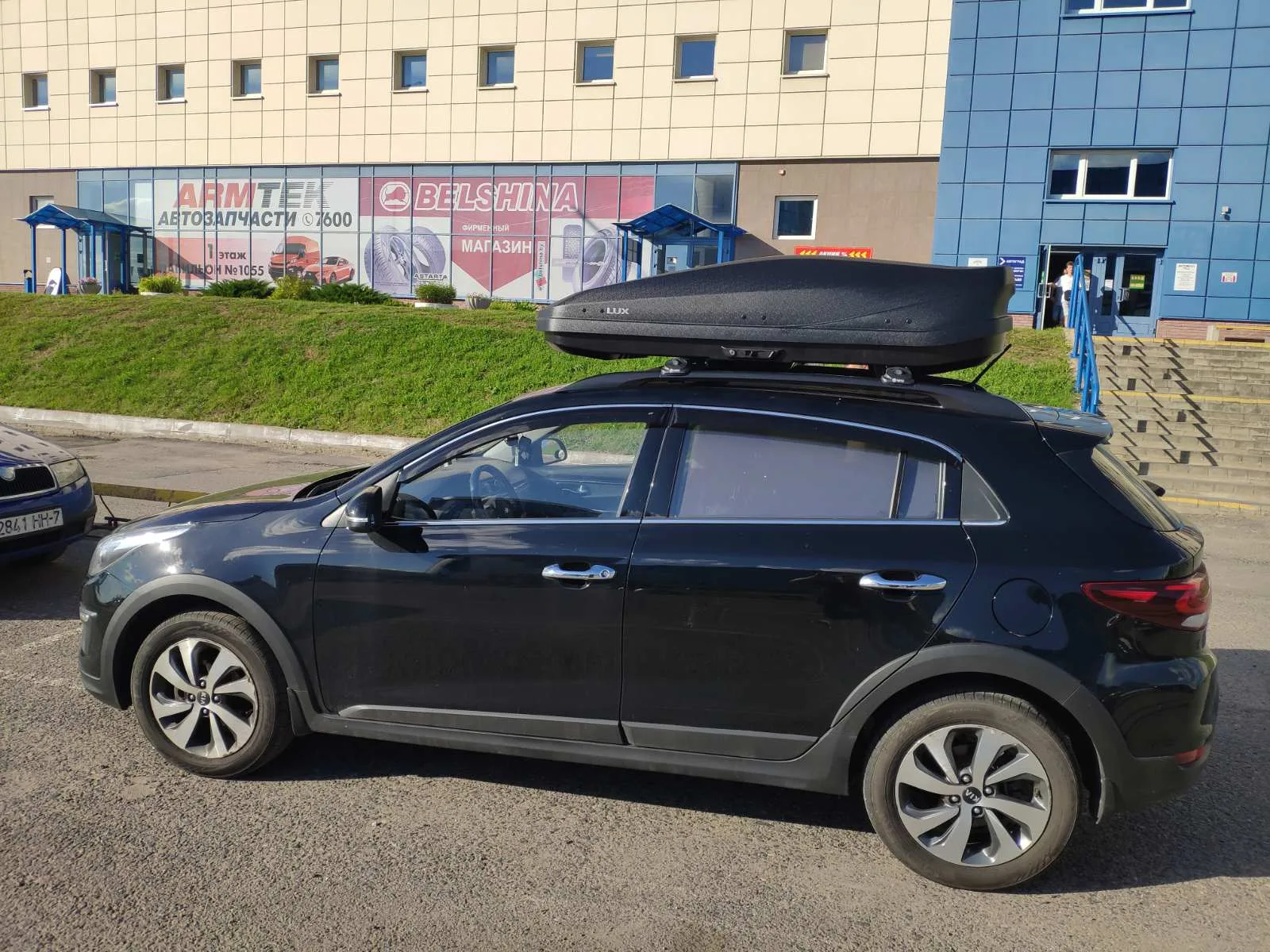 Бокс на крышу Lux Irbis 175 450L черный матовый — изображение 9