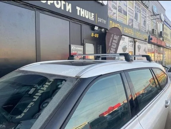 Багажник Turtle Air 3 Plus Black в штатные места Toyota Highlander 2013-19