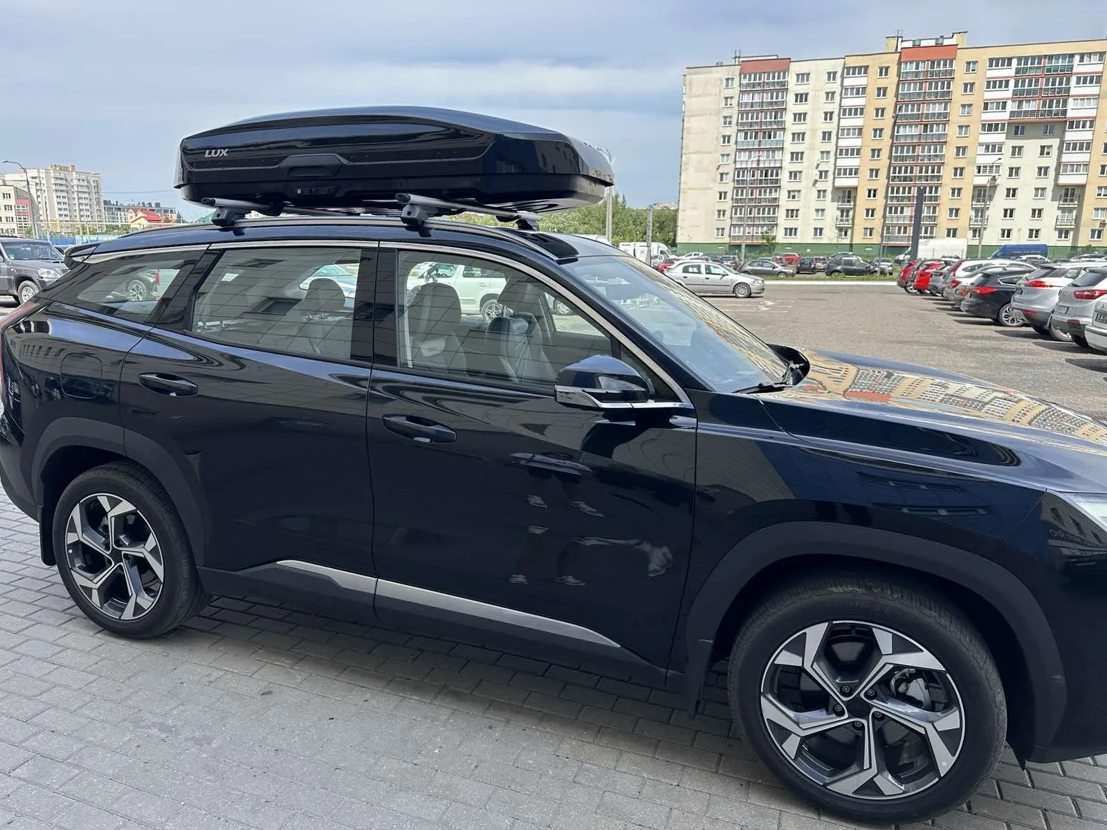 Бокс на крышу LUX TAVR 197 черный глянцевый 520L — изображение 7