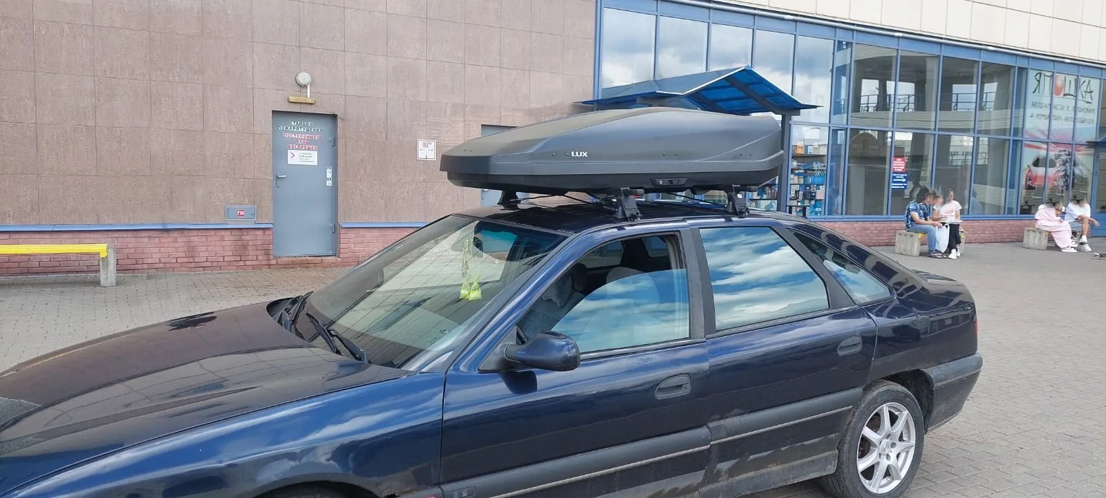 Комплект автобокс и багажник Renault Safrane хетчбэк пример установки.