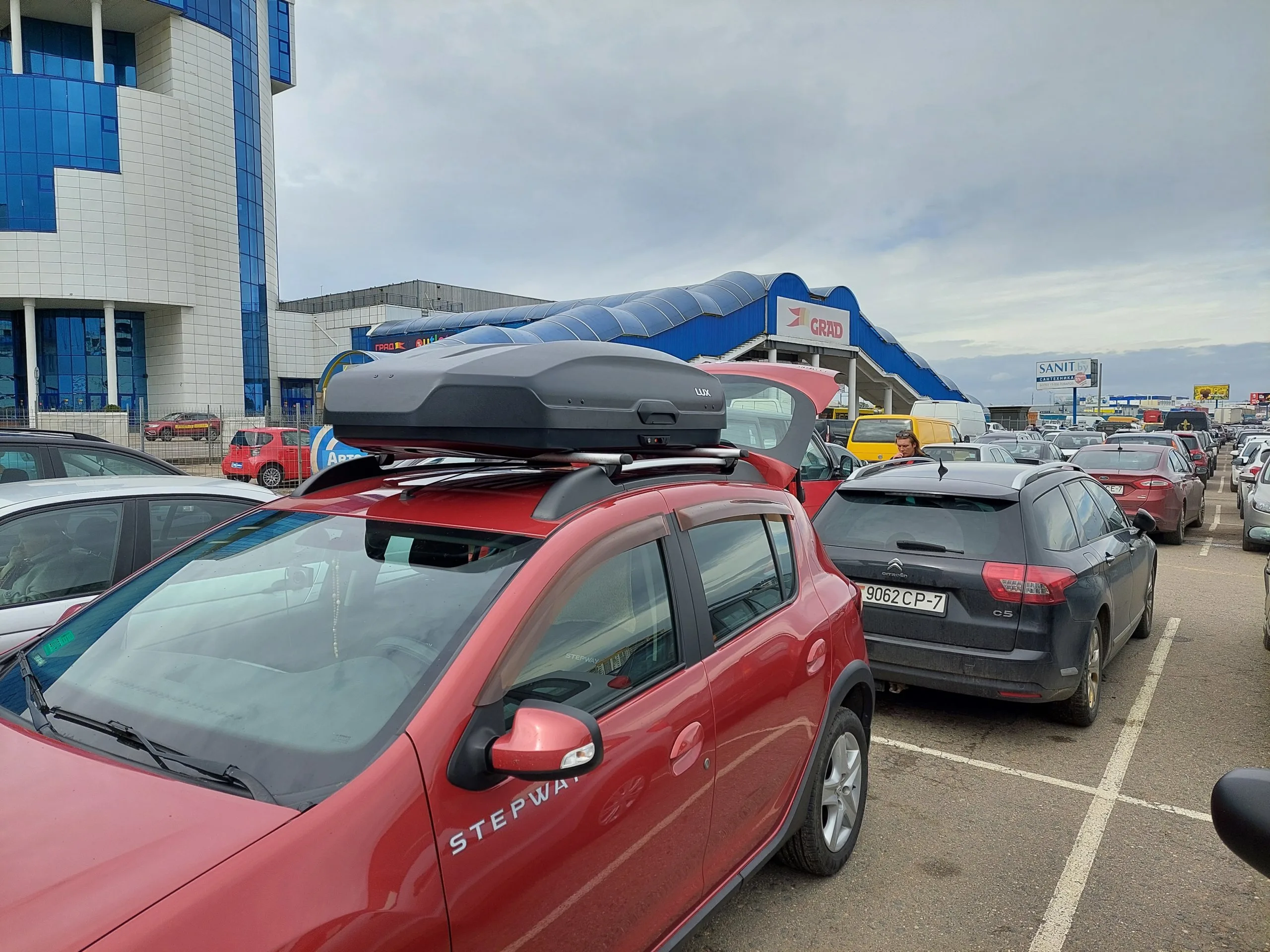 Бокс на крышу LUX TAVR 175 черный матовый 450L — изображение 3