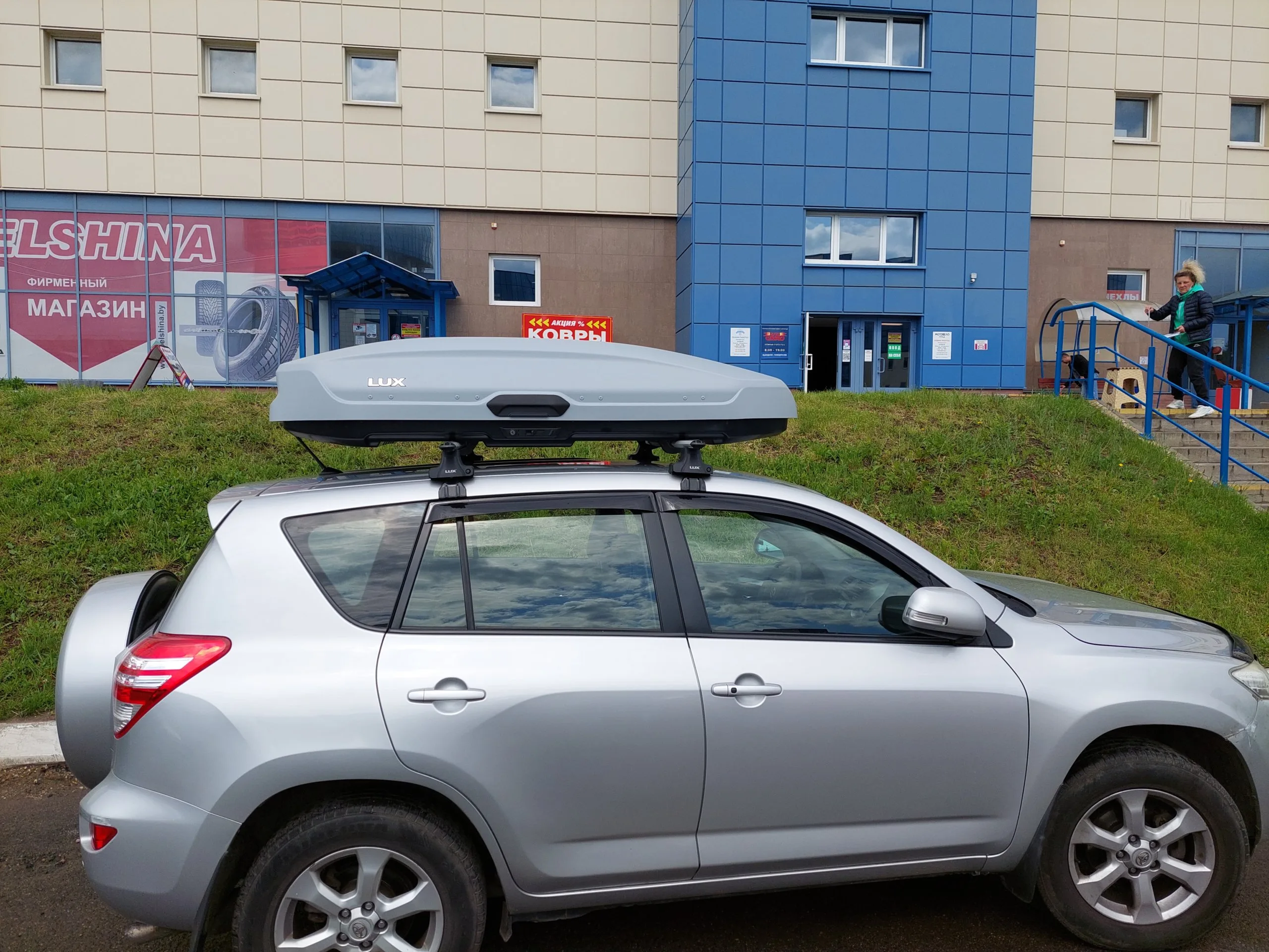 Бокс на крышу LUX TAVR 197 серый матовый 520L — изображение 4