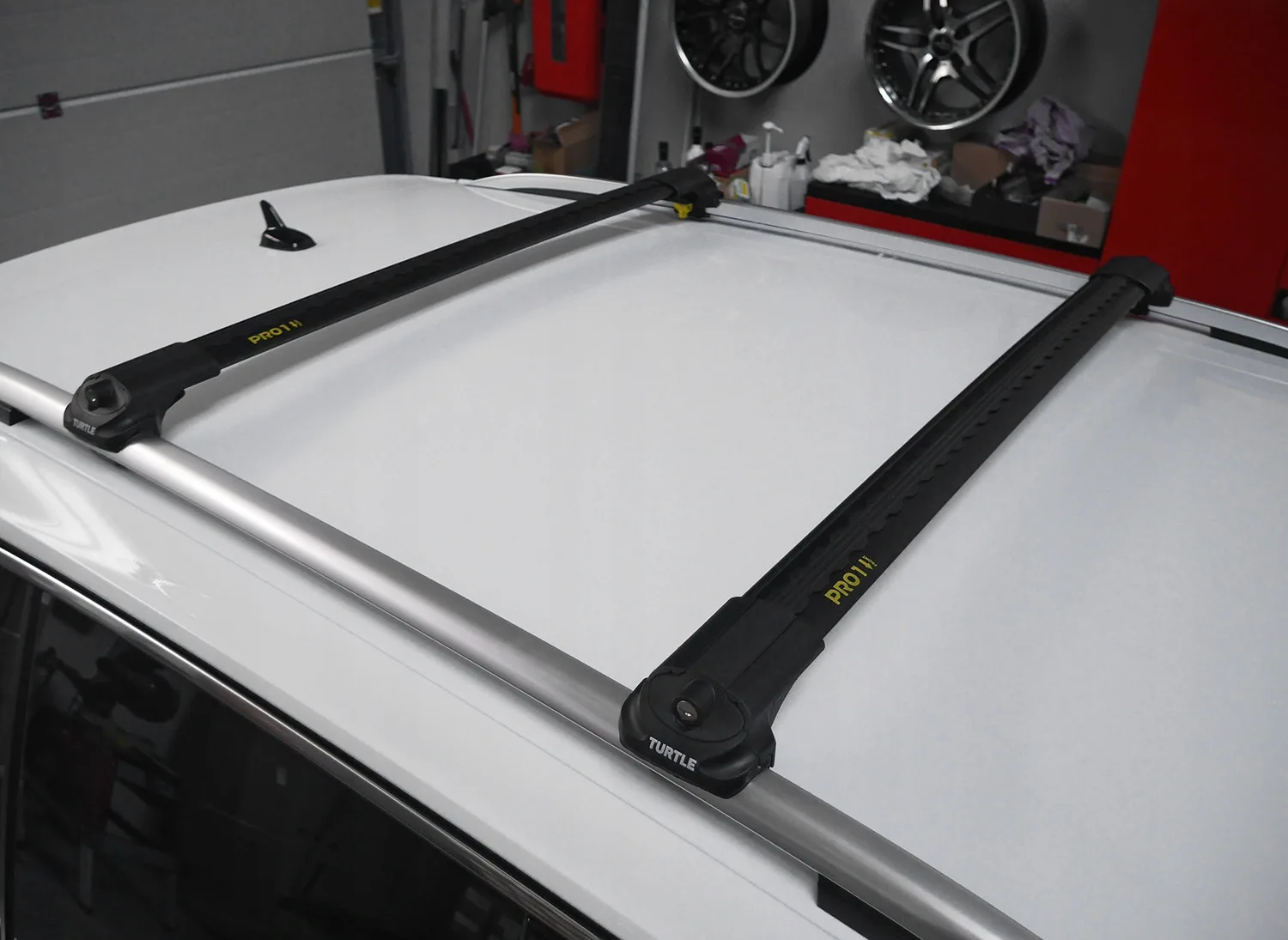 Багажник Turtle AIR 1 Black на обычные рейлинги — изображение 3