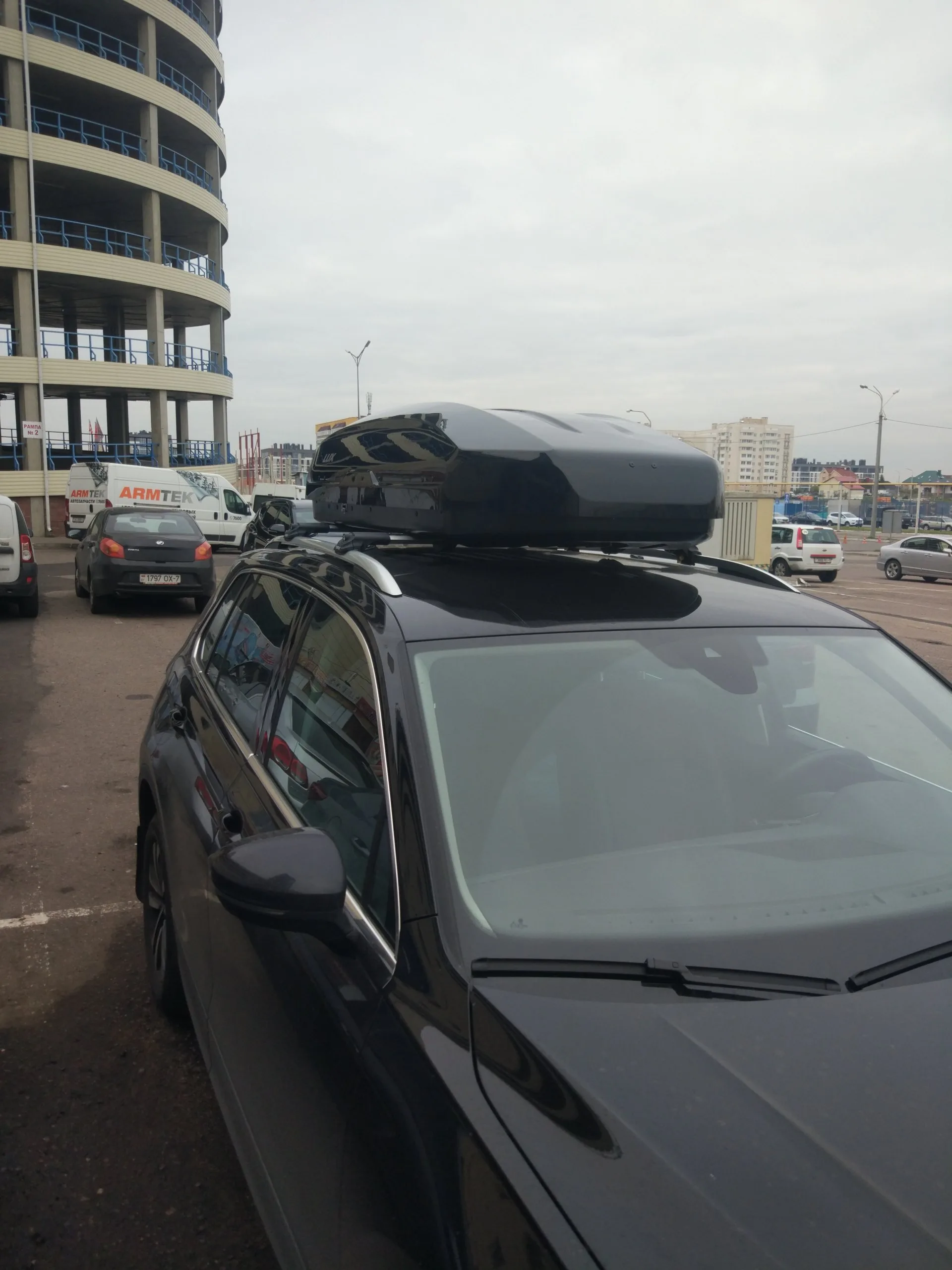 Бокс на крышу LUX TAVR 175 черный глянцевый 450L