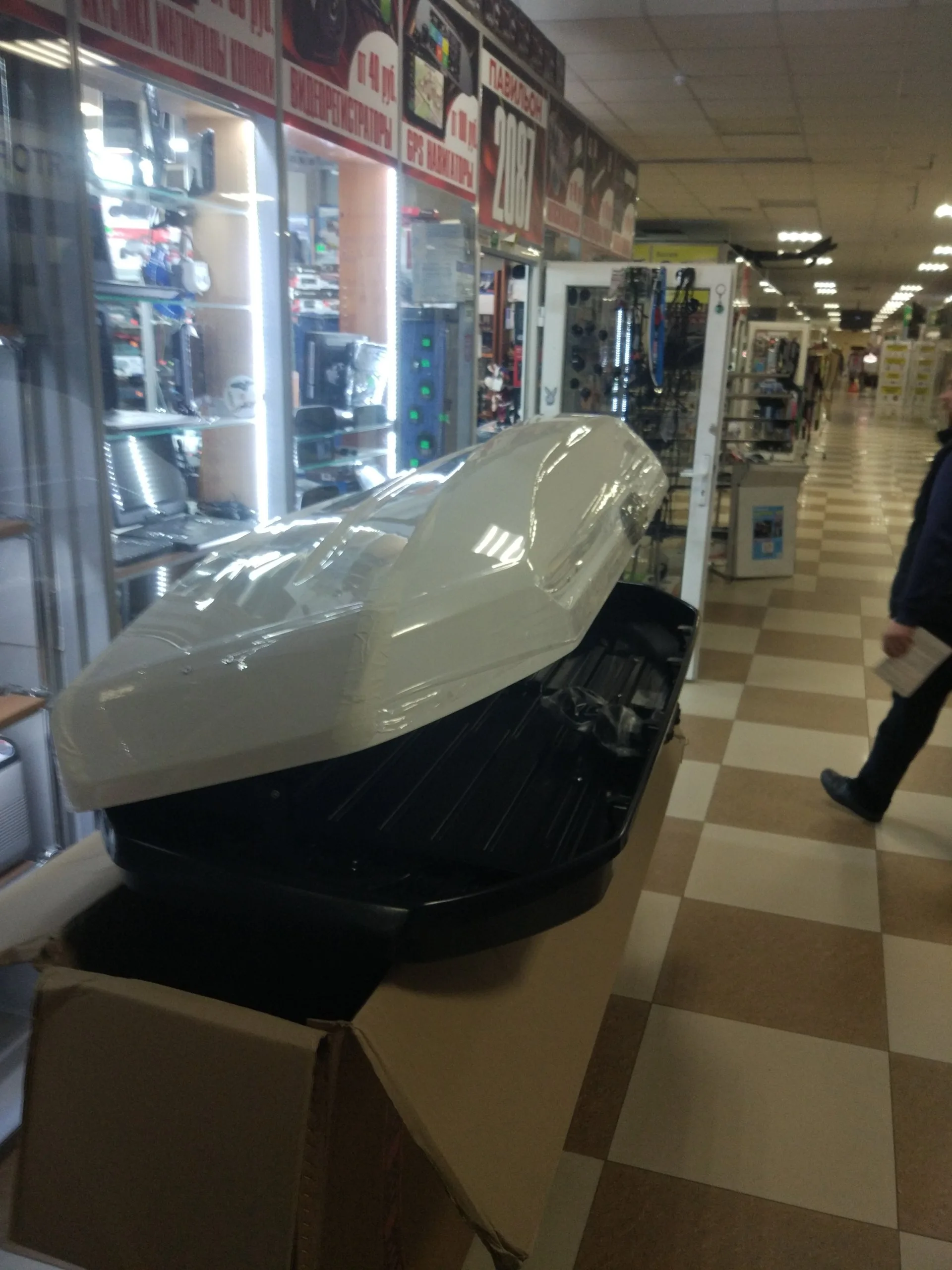 Автобокс на крышу LUX TAVR 197 белый глянцевый 520L