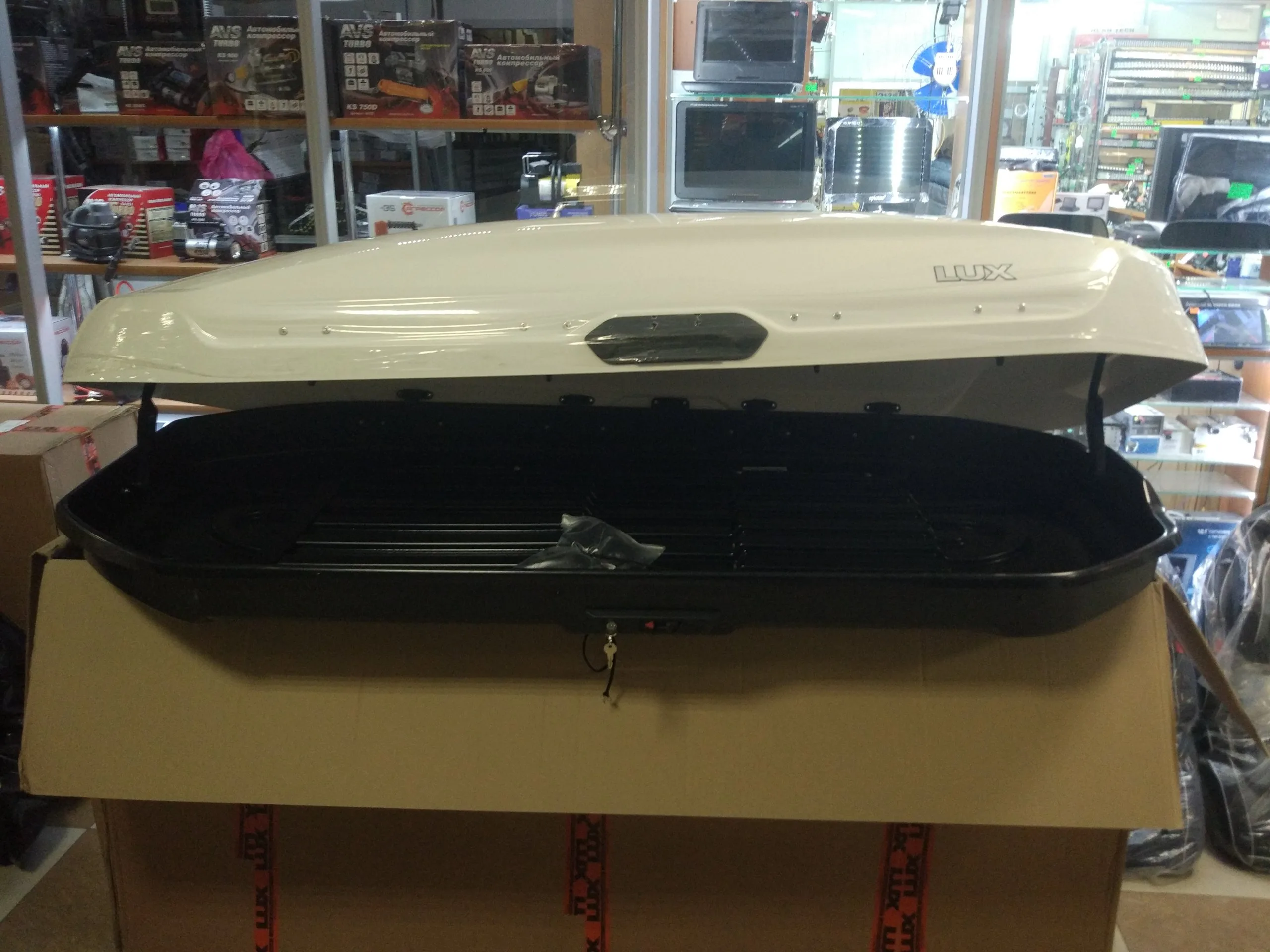 Автобокс на крышу LUX TAVR 197 белый глянцевый 520L — изображение 4